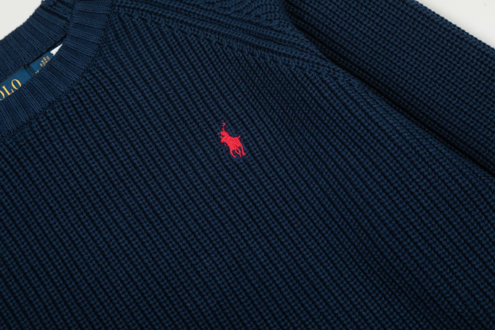 P220 Top quality" Style number: DS812# (not off the shelves all year round) [Ralph Lauren round neck piqué knitted sweater with war horse embroidery on the front and back] ✅Ralph Lauren classic basic versatile round neck pullover sweater for men and women ✅Main supply platform live broadcast Wholesale entity Replenish if out of stock Not removed from the shelves ✅ZP quality 1:1 version Scan the code to enter the GF website Counter quality ✅Detailed quality The only one in Guangzhou Imported quality cotton yarn Mainly high-end, cost-effective, good quality needless to say ✅The version is restored to the original order, the maximum size can be worn up to 200 pounds, loose, comfortable and stress-free ✅The upper body is simple and easy to match, ootd must-have style, good-looking clothes are never picky, a must-have item in the wardrobe is recommended. Size: S-XL Color: White, gray, khaki, navy blue, brown, burgundy, black with white label, black with red label